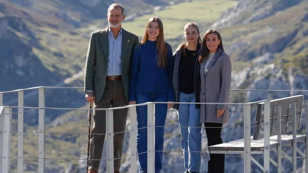 La familia real en su visita a Sotres tras los Premios Princesa de Asturias la semana pasada.