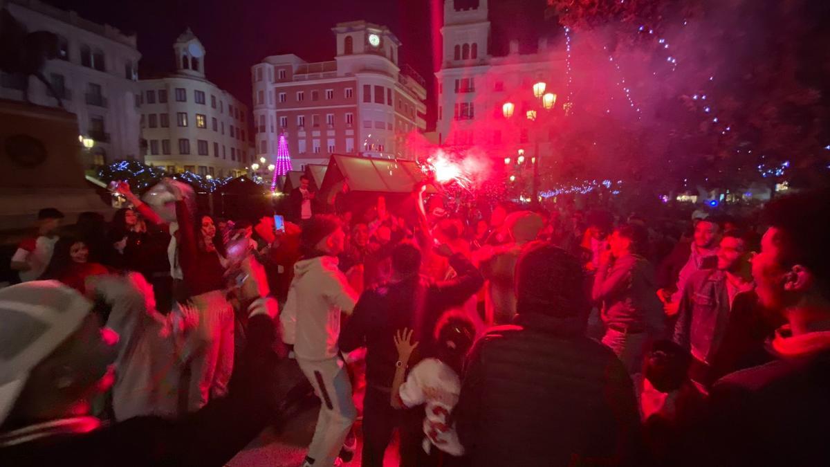 Aficionados marroquíes de Córdoba celebran el éxito de su selección en Las Tendillas.