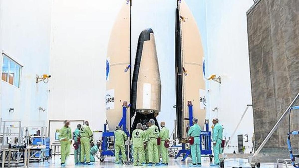 El cohete Vega y la nave IXV, en un hangar del puerto espacial de Kurú.