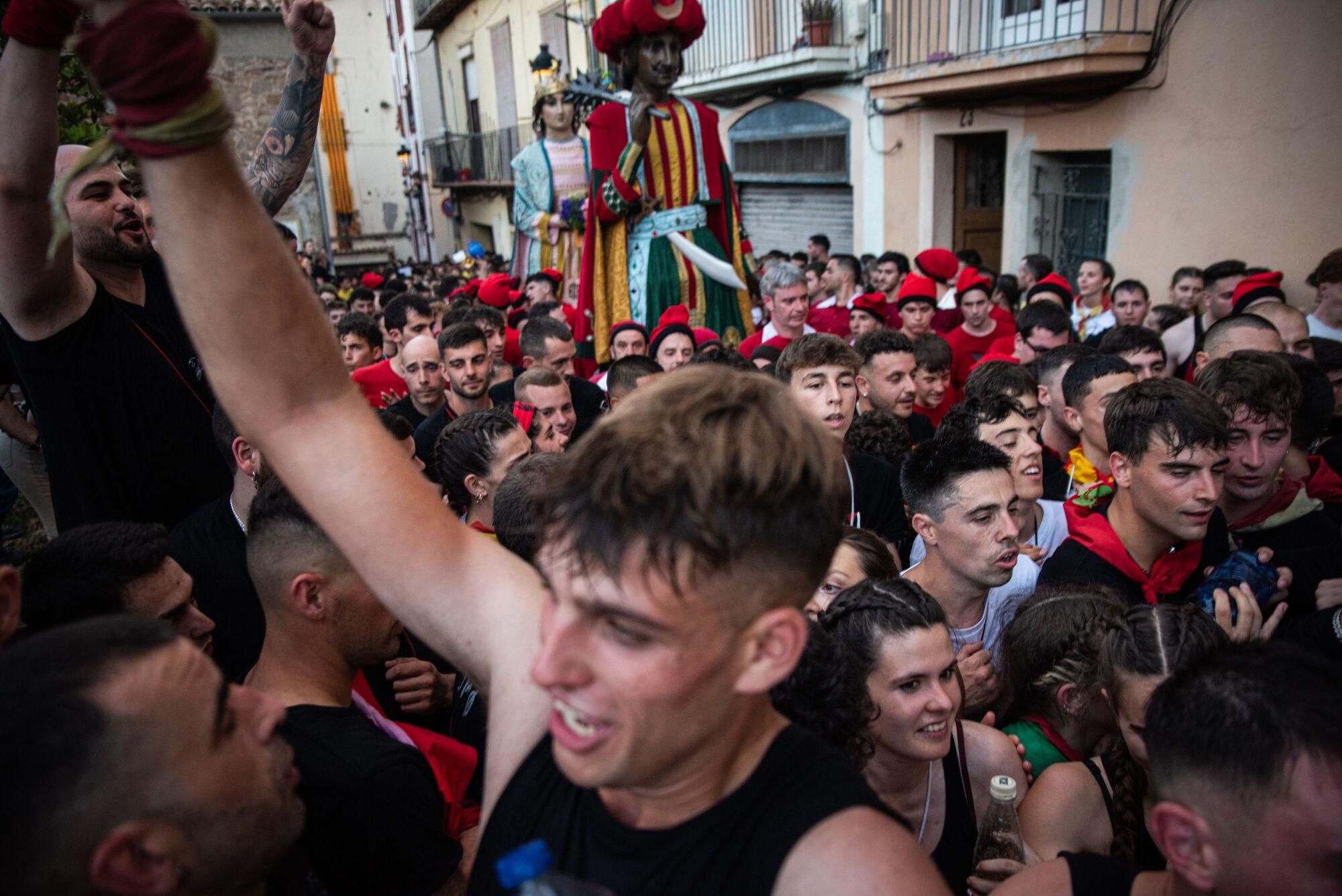 Les millors fotos dels primers salts del passacarrers de la Patum 2025