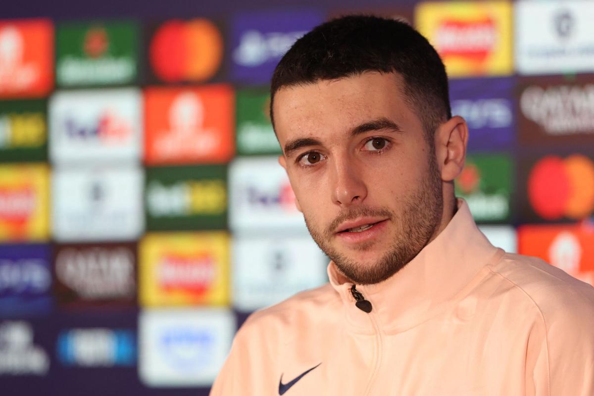 El portero español #13 de Barcelona, ​​Joan García, asiste a una conferencia de prensa en St James' Park en Newcastle upon Tyne, el 9 de marzo de 2026, víspera del partido de fútbol de los últimos 16 de la Liga de Campeones de la UEFA contra el Newcastle United. (Foto de SCOTT HEPPELL / AFP)