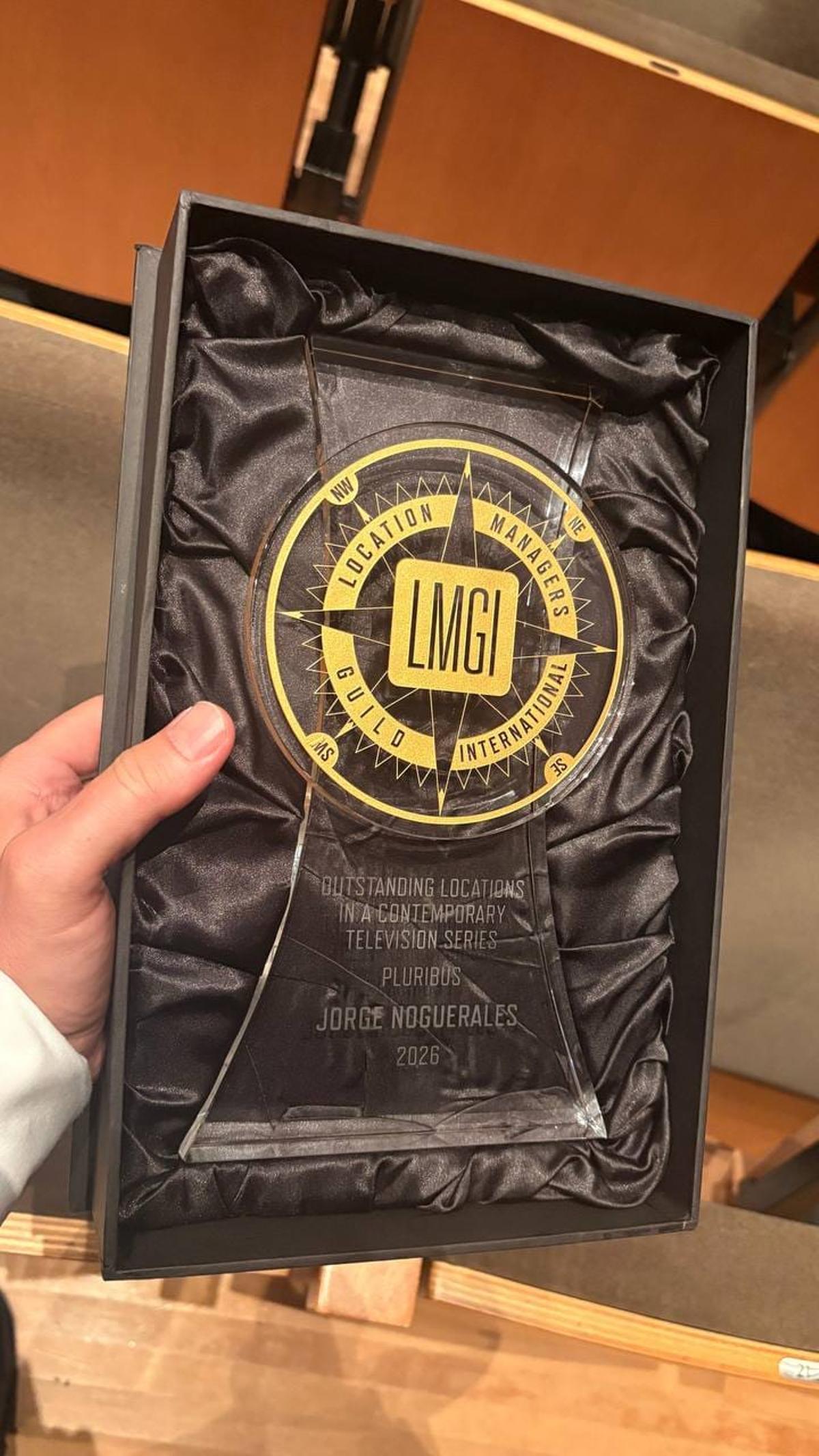 Detalle del premio que ha recibido el cineasta pacense.