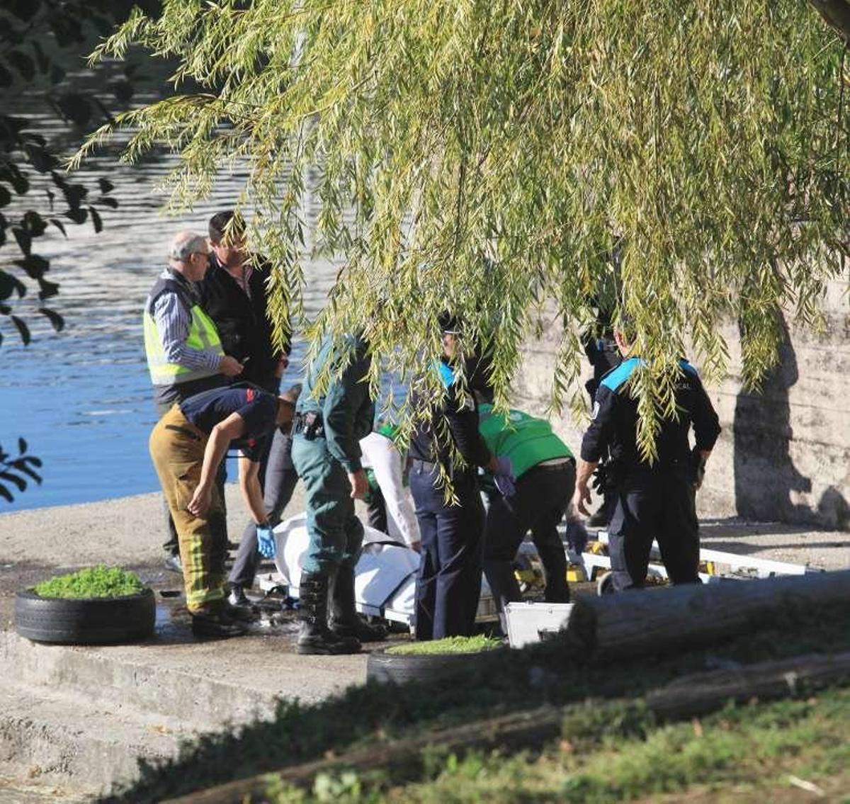 Momento en el que es recuperado el cuerpo sin vida. // Iñaki Osorio