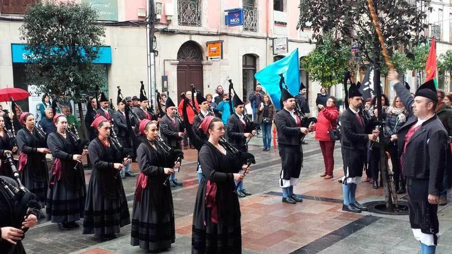 La Banda Gaites &quot;Llacín&quot;, tocando el himno de Asturias frente al Ayuntamiento ayer.