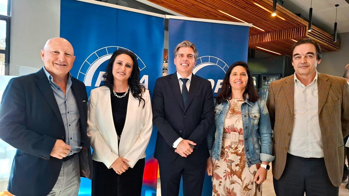 Javier Gisbert, en el centro, junto a sus vicepresidentes.