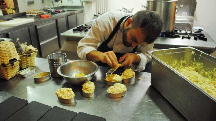 Preparación de una de las tapas ganadoras de 2014, la ensaladilla del Culuca.