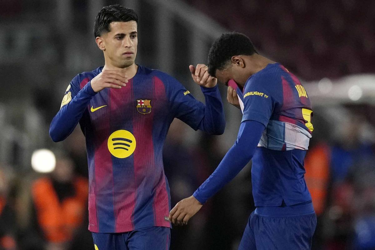 BARCELONA, 03/03/2026.- El lateral del Barcelona Alejandro Balde (d) se retira lesionado, durante el partido de vuelta de las semifinales de la Copa del Rey que FC Barcelona y Atlético de Madrid disputan este martes en el Camp Nou. EFE/Enric Fontcuberta