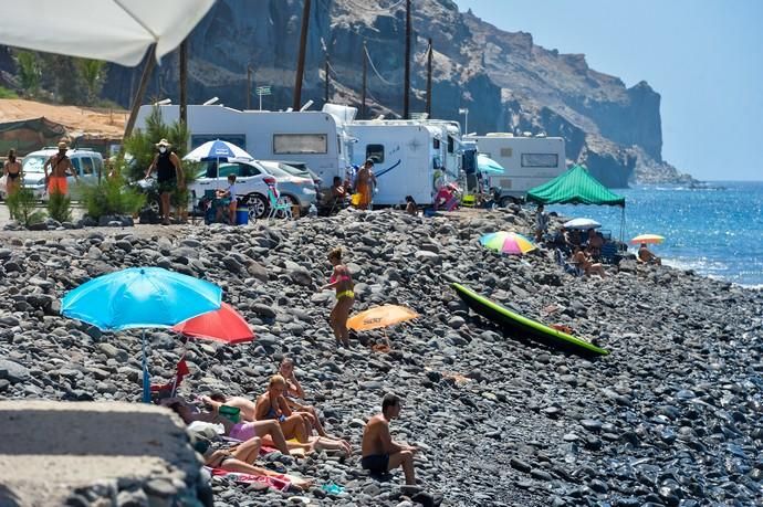 29-08-2020 MOGÁN. Coches aparacados en el barranco junto a la playa de Tasarte y usuarios. Fotógrafo: ANDRES CRUZ  | 29/08/2020 | Fotógrafo: Andrés Cruz