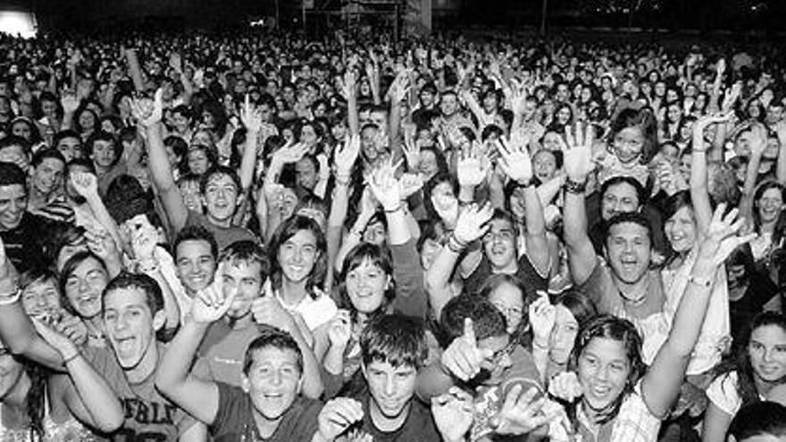 Público en los conciertos de las pasadas fiestas de San Roque, en Fexdega.  / iñaki abella