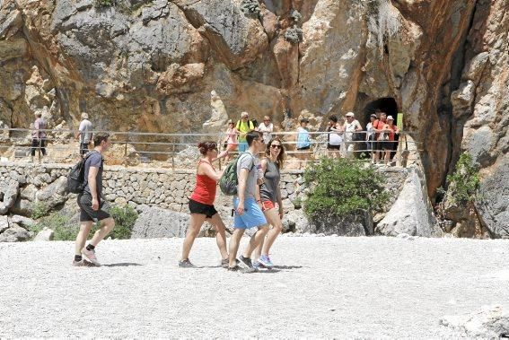 Im Torrent de Pareis, einer der größten Touristenattraktionen der Insel, stapeln sich die Besucher. Seit Wochen schafft keiner den Müll weg, auf der berühmten Serpentinenstraße staut sich der Verkehr, am Ufer haben Taschendiebe leichtes Spiel. Es ist ein Albtraum, sagen die Anwohner.