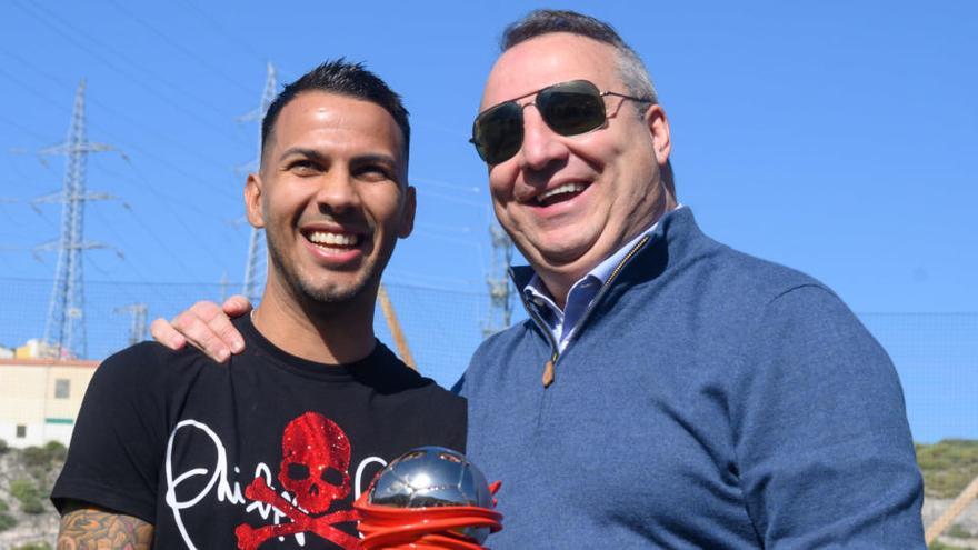 Jonathan Viera, junto a Miguel Ángel Ramírez, con el trofeo de Mejor Jugador de diciembre.