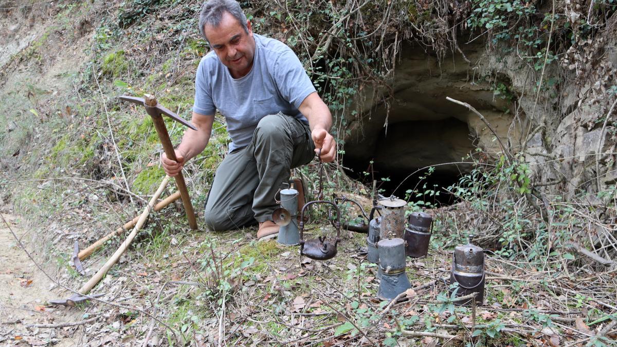 Pere Tardà mostra material localitzat a les antigues mines de l&#039;Alta Segarra