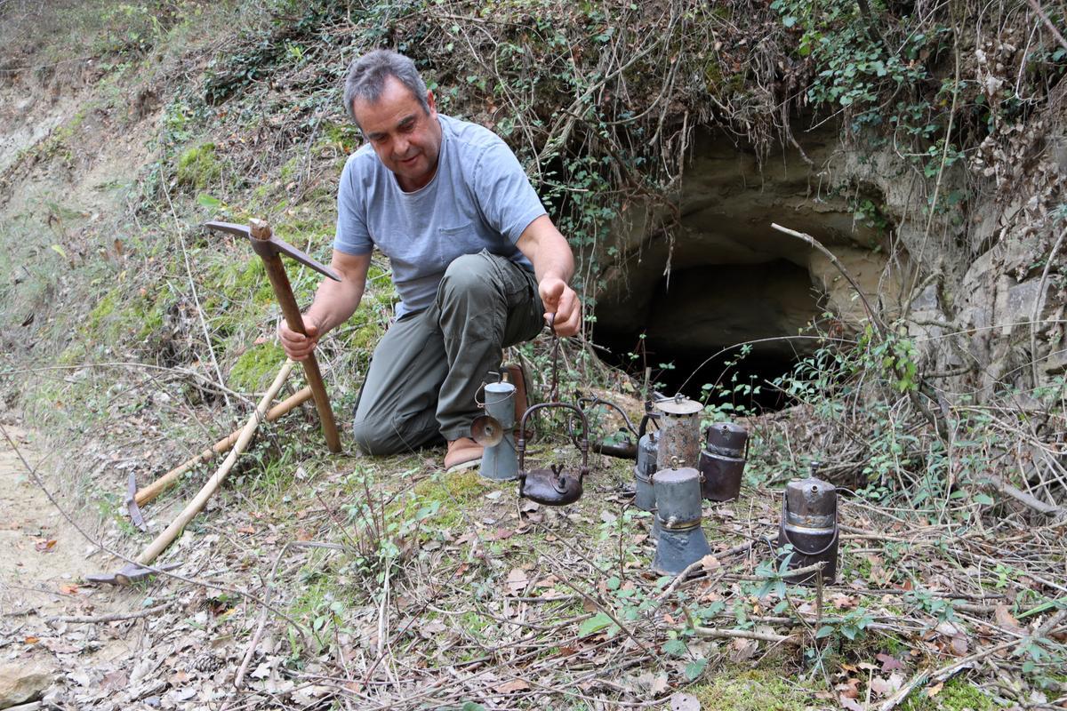 Pere Tardà mostra material localitzat a les antigues mines de l'Alta Segarra