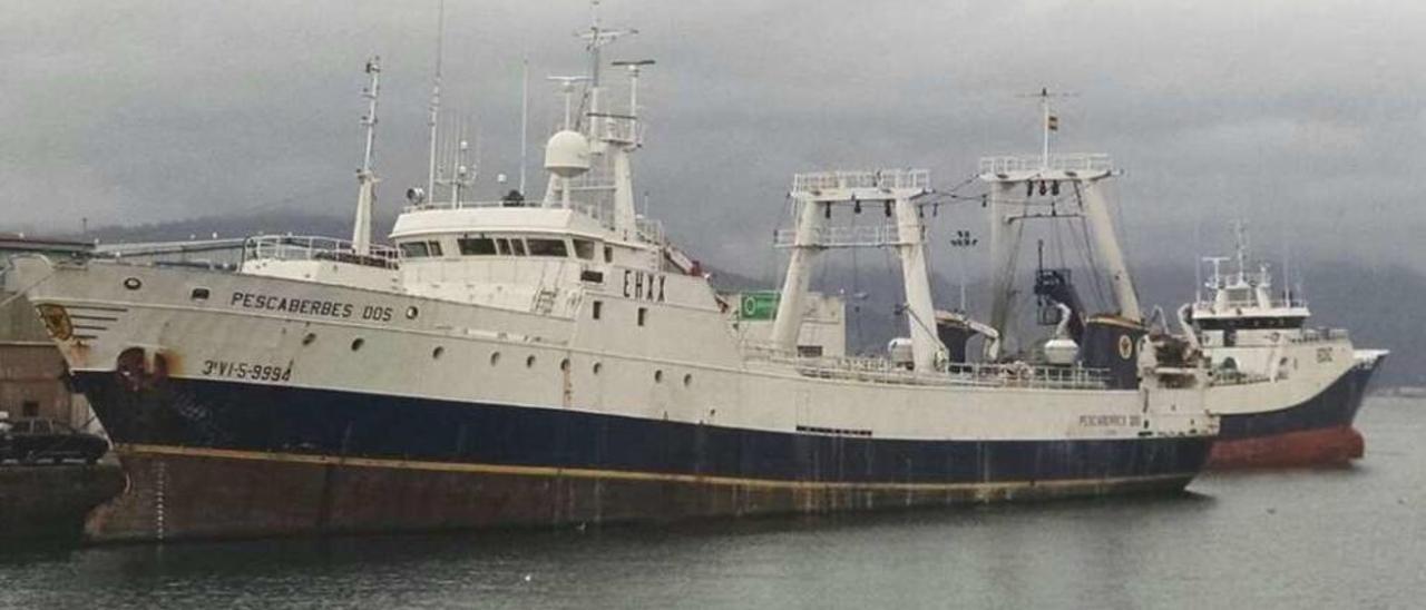 El &quot;Pescaberbés Dos&quot; y el &quot;Río Caxil&quot;, dos arrastreros amarrados en el puerto de Vigo estos días. // A.A.