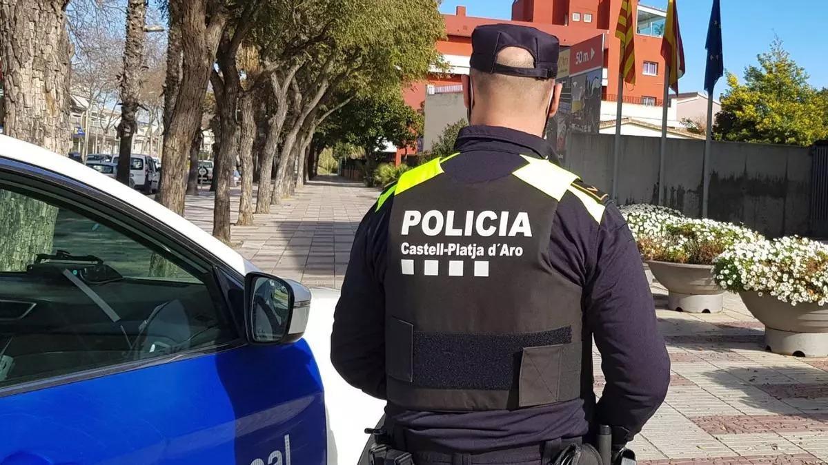 Un agente de la policía local de Platja d'Aro.