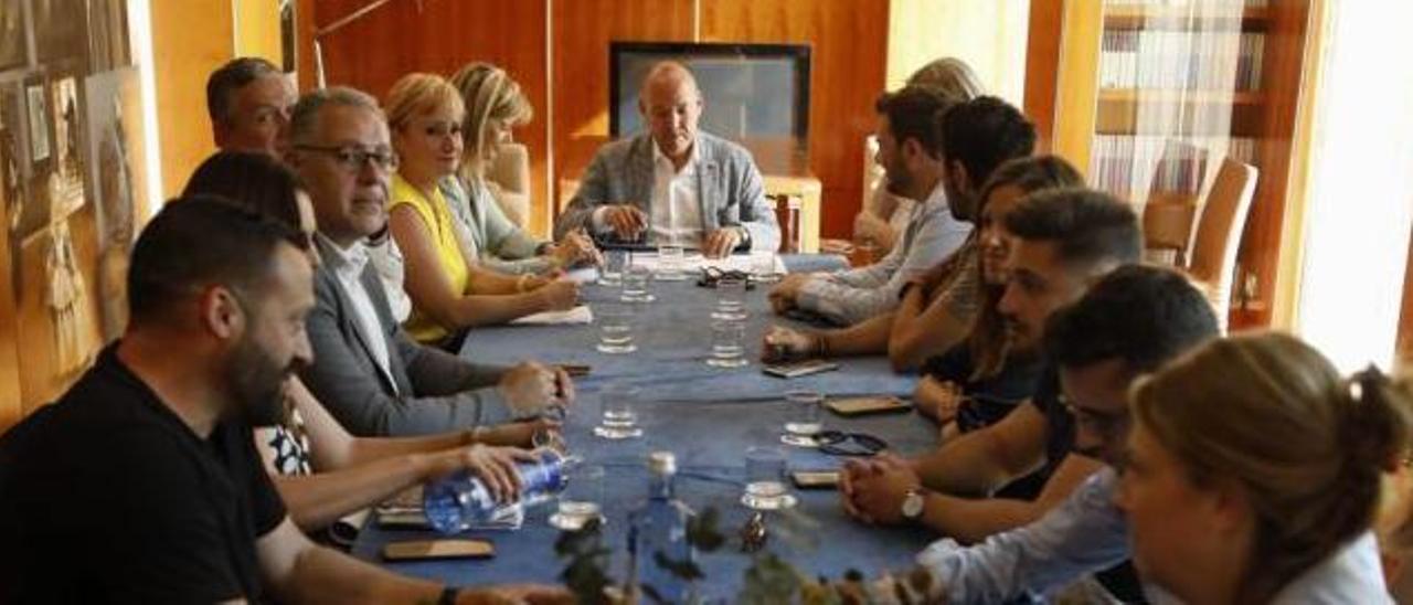 Reunión del comité de dirección del Partido Popular presidida por José María Barrios. |