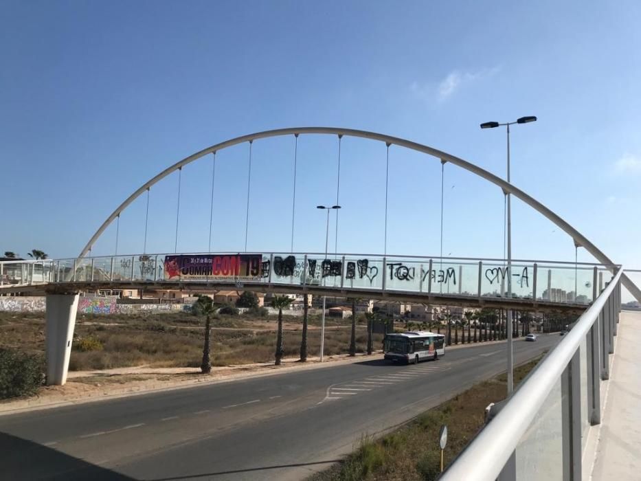 La Concejalía de Obras y Servicios de Torrevieja ha dado cuenta de los trabajos de reparación de mobiliario urbano en distintos puntos de la ciudad, entre ellos el puente sobre la avenida de las Corte