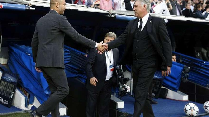 Guardiola y Ancelotti se saludan al comienzo del partido. // Efe