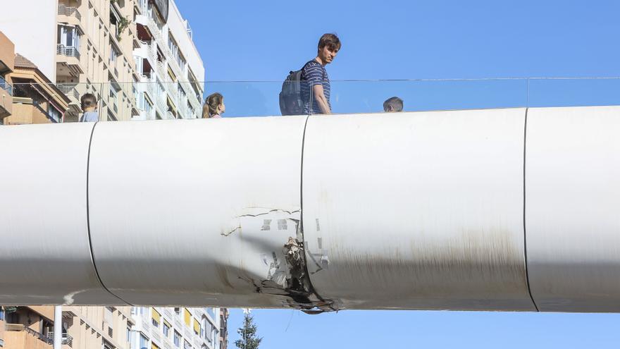 Vecinos del Raval  Roig afean al bipartito que la pasarela a la playa siga rota