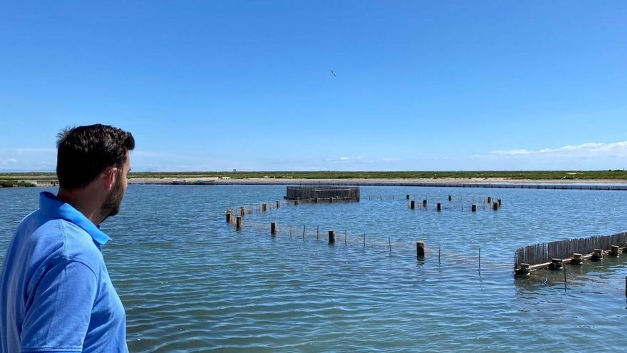 El presidente provincial de Vox, José Ángel Antelo, observa la gola de la Encañizada en el Mar Menor