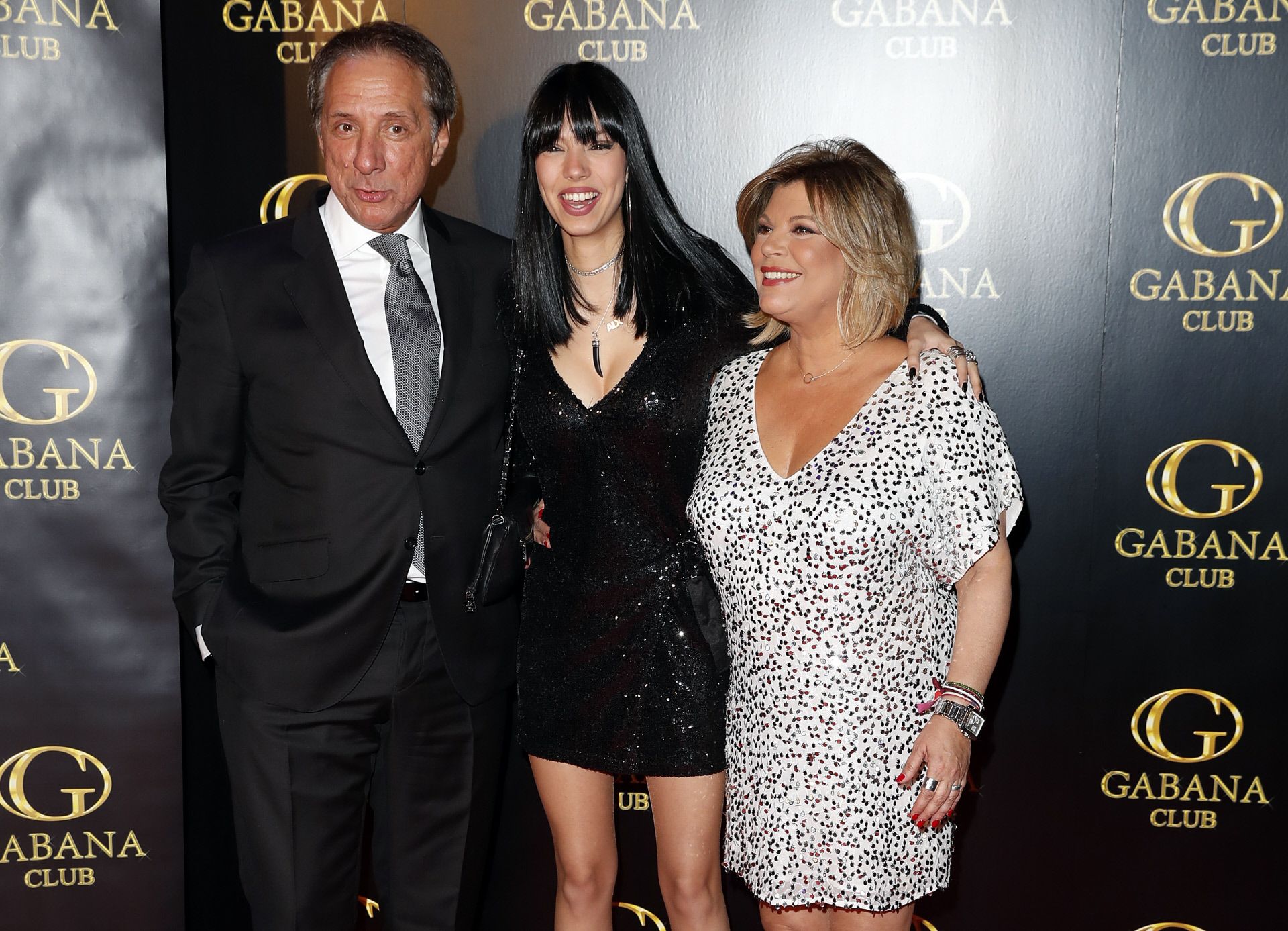 Alejandra Rubio con sus padres el día de su 18 cumpleaños