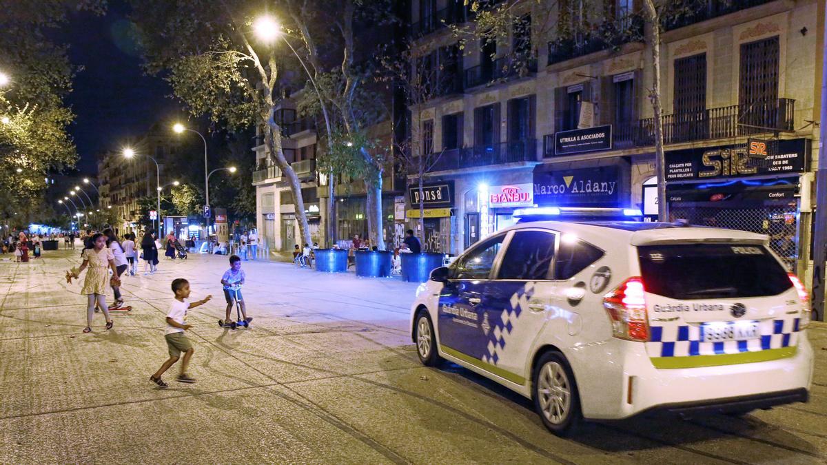 El Síndic de Greuges de Barcelona s’estrena visitant dependències de la Guàrdia Urbana