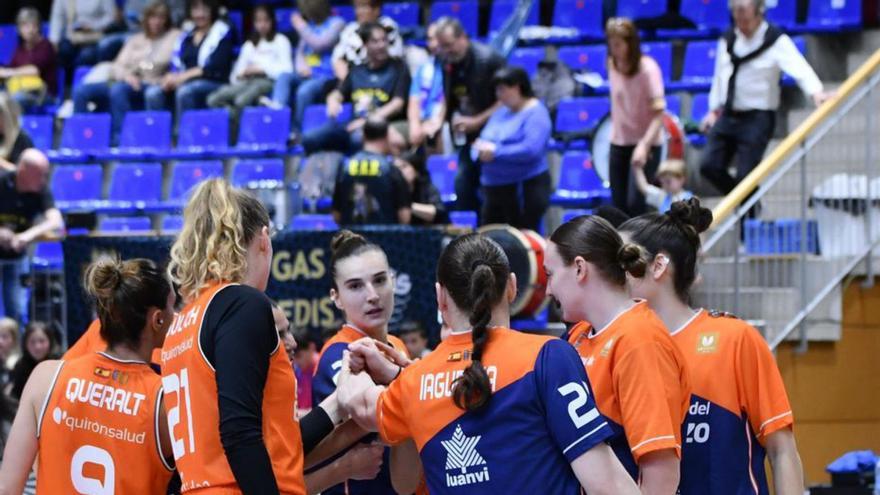 Las jugadores del Valencia Basket, ayer.  | AGUSTÍ PEÑA