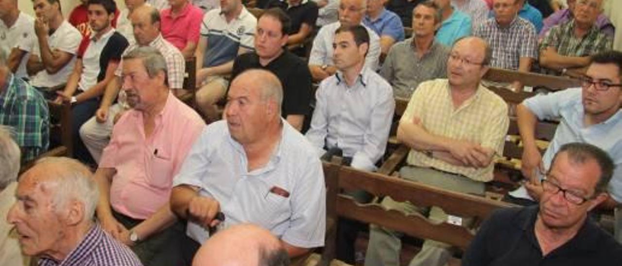 Miembros de la asamblea de la Asociación de San Jorge durante la última sesión