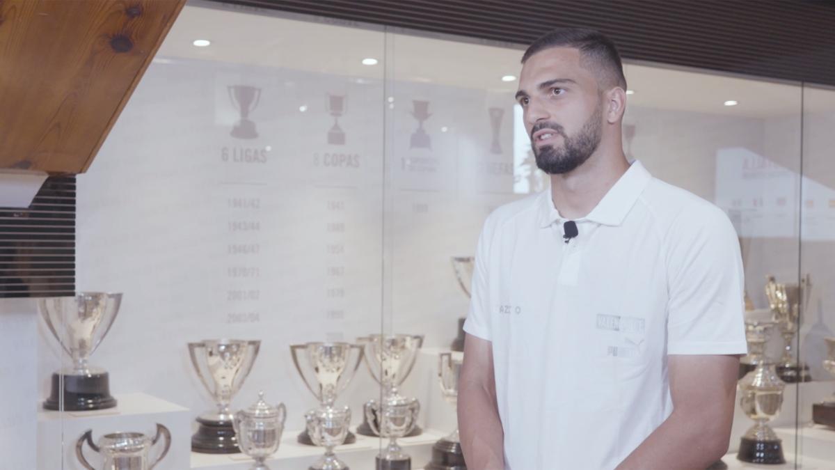 Mamardsahvili, en la sala de trofeos del Valencia CF