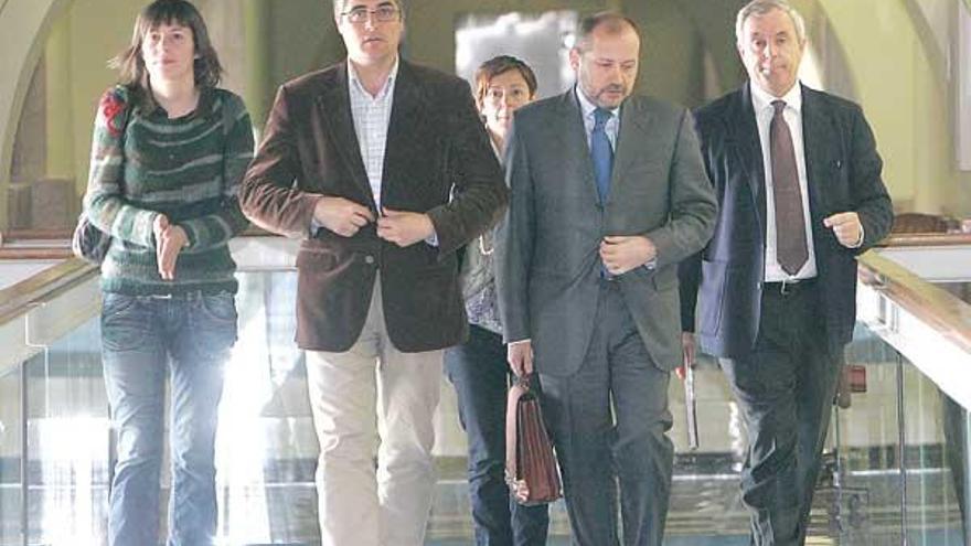 Ana Pontón, Carlos Aymerich, Mar Barcón, Ricardo Varela y Manuel Vázquez, tras cerrar el pacto.