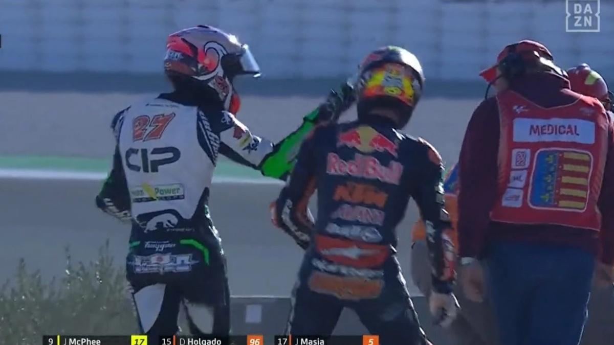 Imagen de la pelea de Kaito Toba y Jaume Masiá en Moto3 Imagen de la pelea de Kaito Toba y Jaume Masiá en Moto3