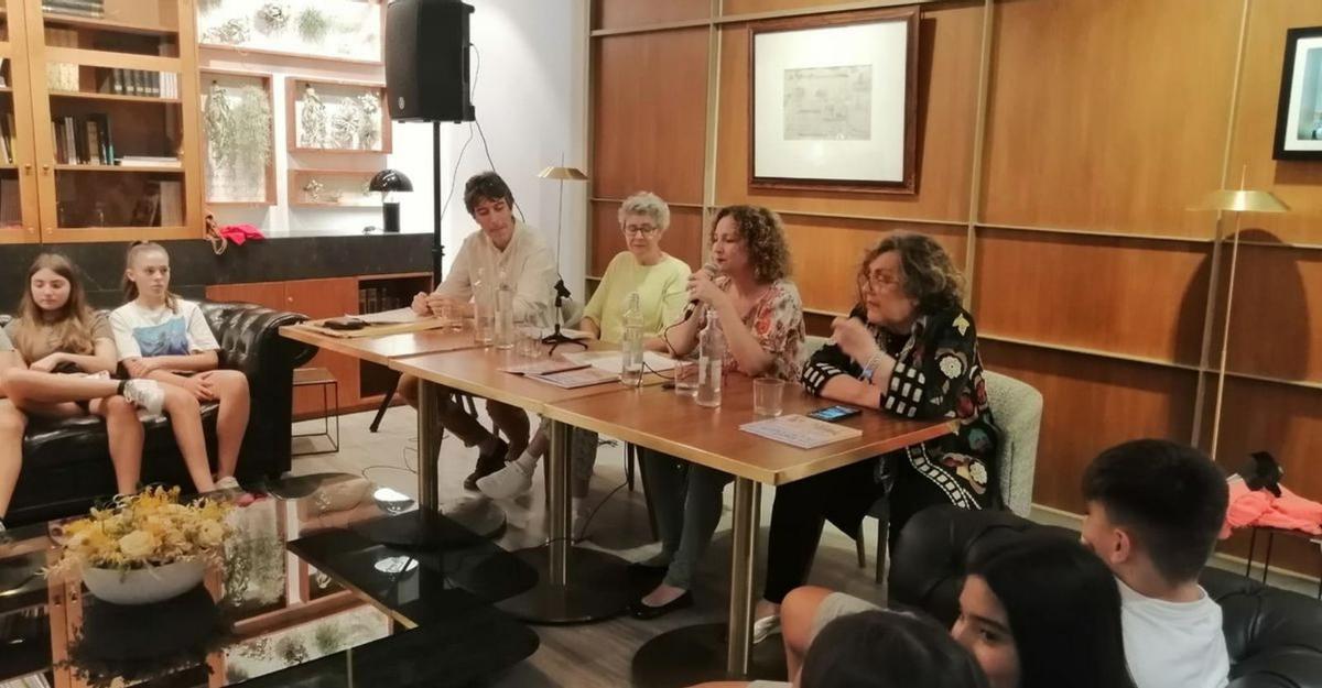 La sala se quedó pequeña para la presentación. | EBUSUS