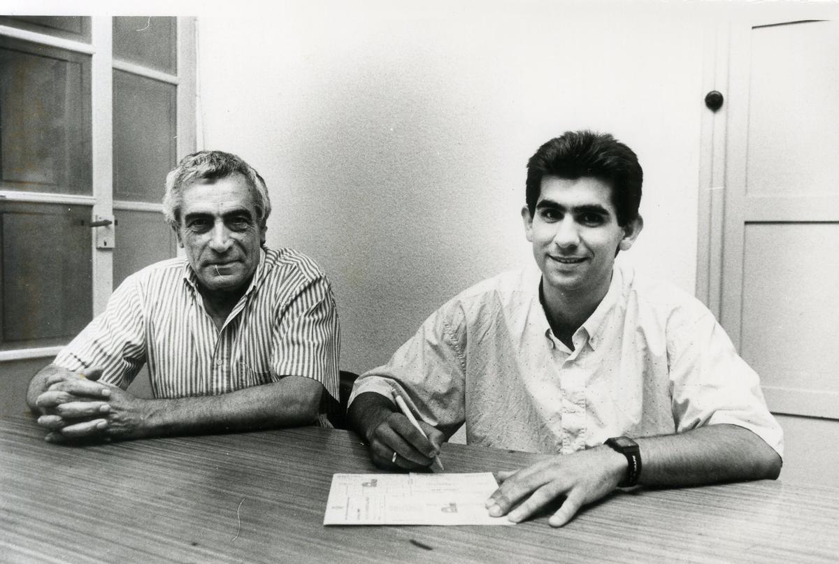 Escobar, firmando su contrato, junto al presidente Domingo Tárrega.
