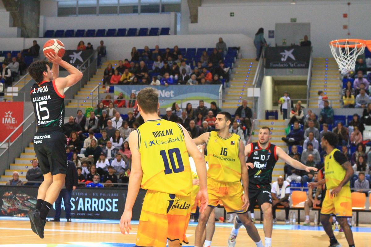 Joan Feliu lanza a canasta en el partido ante el Gran Canaria.