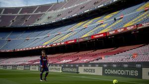 Leo Messi en un Camp Nou vacío durante el partido de liga contra el Celta, último de la temporada en el estadio