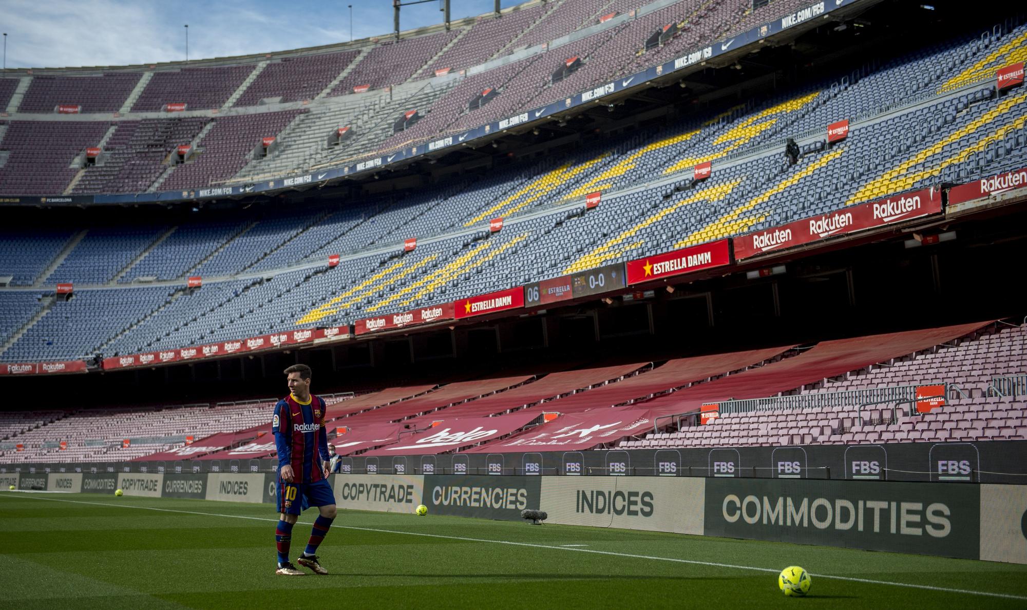 Leo Messi en un Camp Nou vacío durante el partido de liga contra el Celta, último de la temporada en el estadio