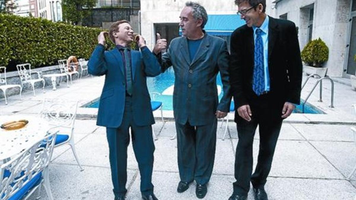 El productor Jeff Kleeman, Ferran Adrià y el guionista David Wilgn, ayer en la Embajada de EEUU en Madrid.