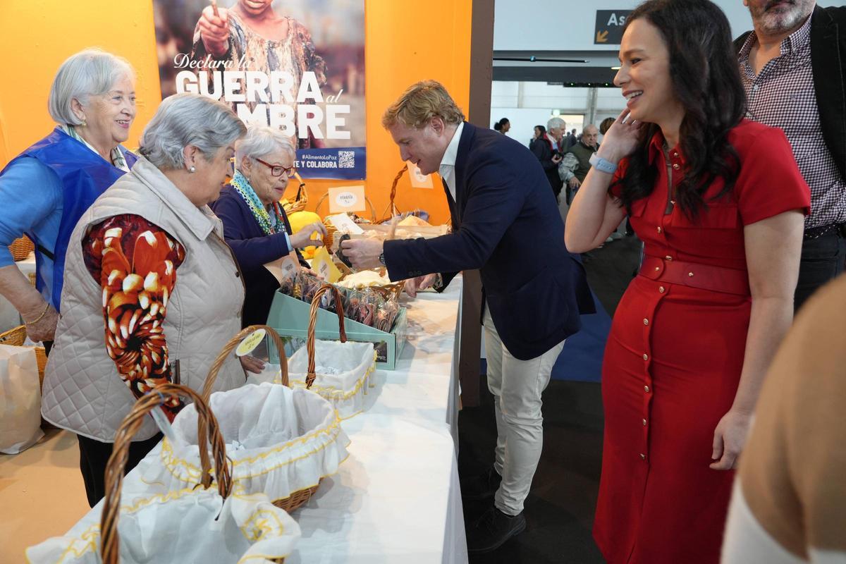 El alcalde de Badajoz y la consejera de Salud y Servicios Sociales, en el estand de Manos Unidas.