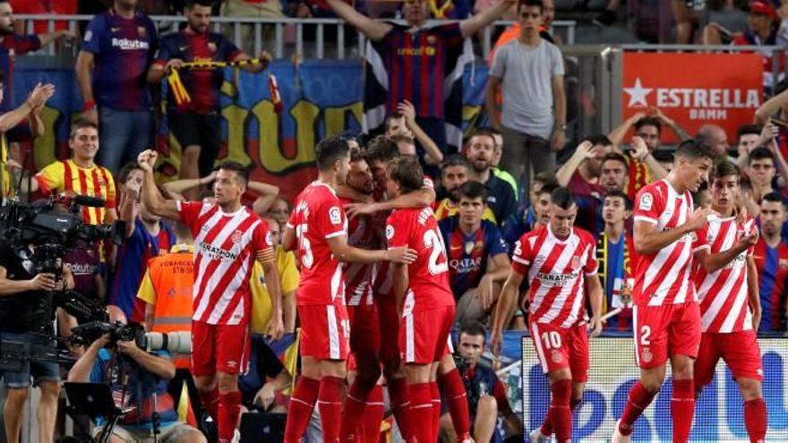 Els jugadors del Girona, celebrant un dels gols d&#039;Stuani al Camp Nou.