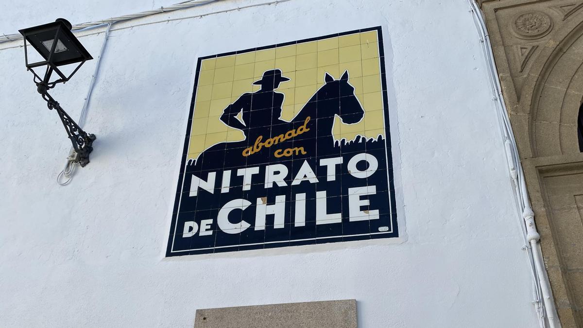 Cartel de Nitrato de Chile en la localidad de Trujillo, uno de los mejor conservados de Extremadura.