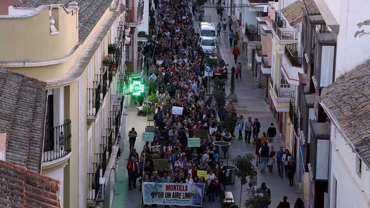 Manifestación en Mntilla contra la orujera.