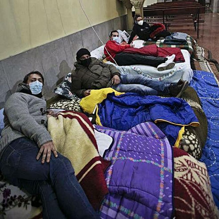 Los encerrados, en sus sacos de dormir. | Miki López