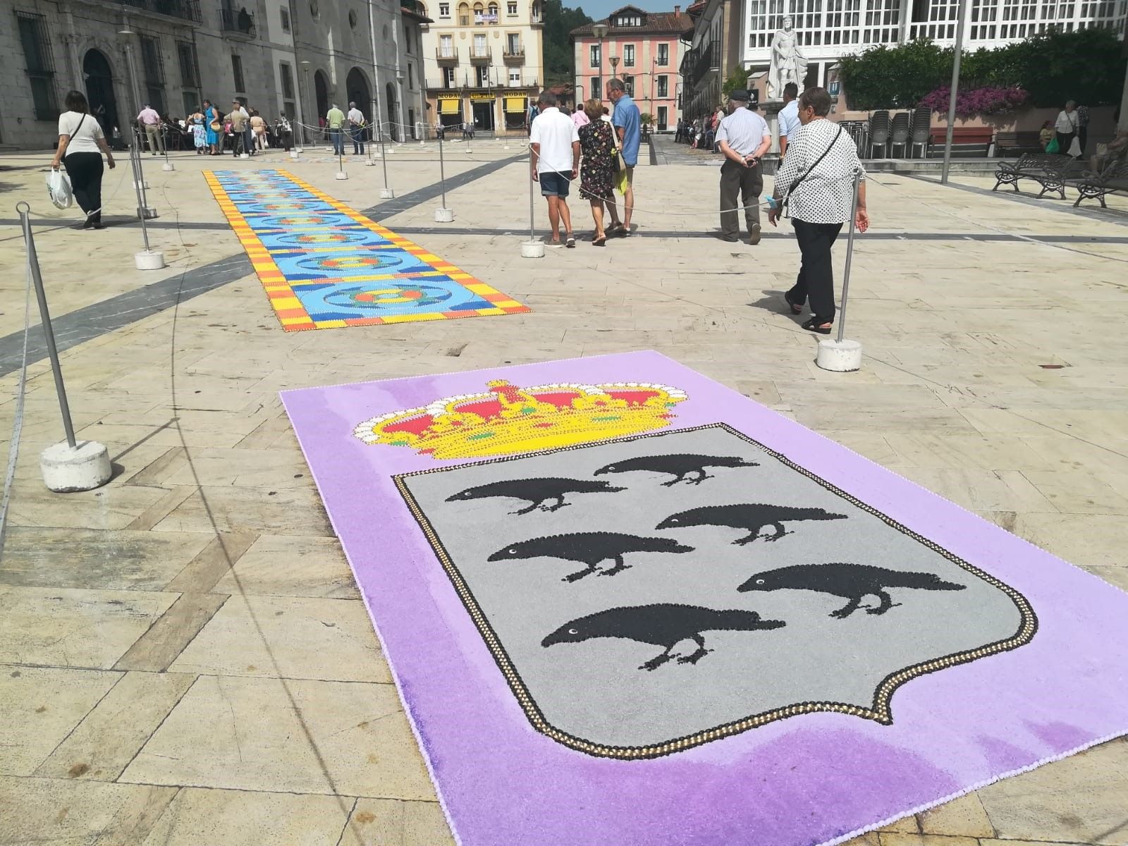 Pravia disfruta el Corpus y se llena de color con las alfombras ornamentales