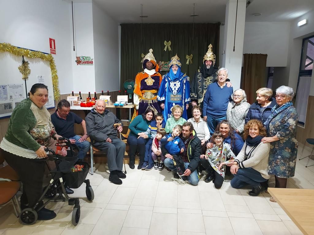 Los Reyes Magos ya están en Villaviciosa: así ha sido su emotivo encuentro con las personas mayores del concejo