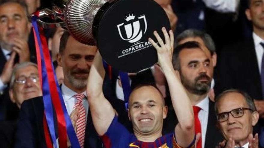 Andrés Iniesta va recollir la Copa del Rei avui fa deu dies. Així es va posar la primera pedra del vuitè doblet