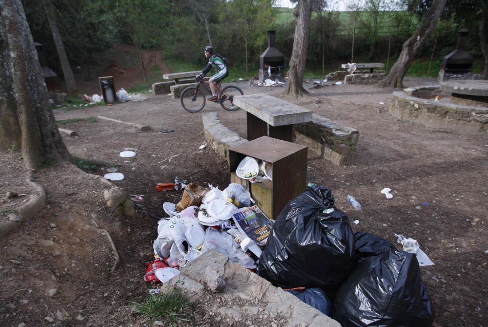 Deixalles escampades per la zona de la font del Ferro, a Sant Daniel