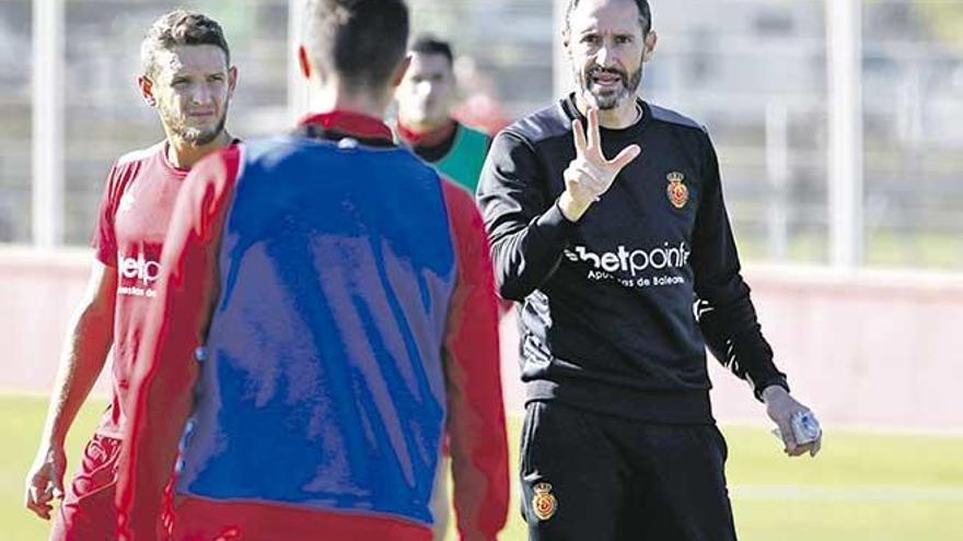 El técnico del Real Mallorca, Vicente Moreno, da indicaciones a Miguel Núñez durante un entrenamiento.