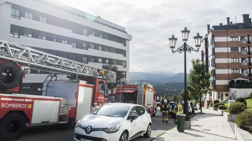 Los bomberos atienden el incendio doméstico de El Cristo.