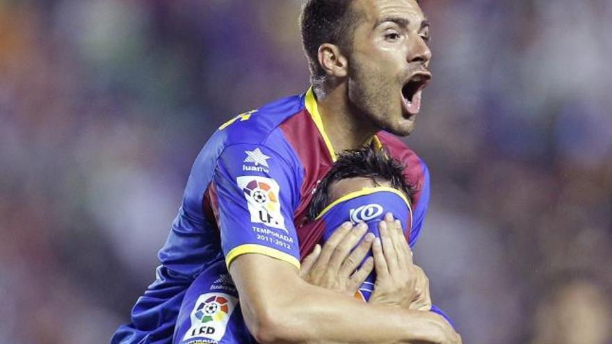 Xavi Torres e Iborra celebran la clasificación del equipo al final del partido.