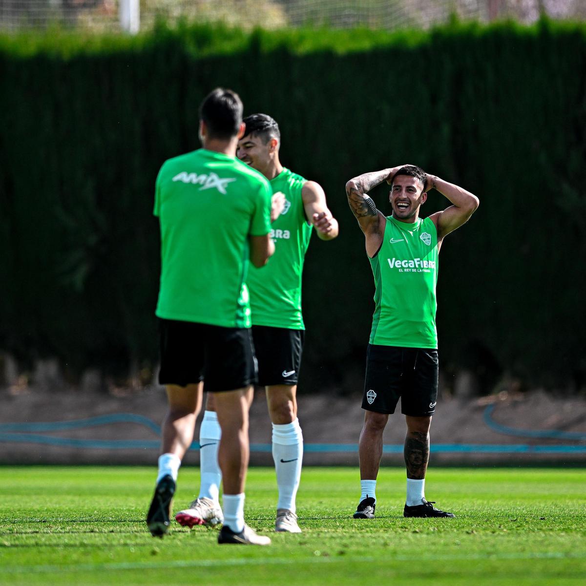 Jugadores del Elche sonríen durante un entrenamiento